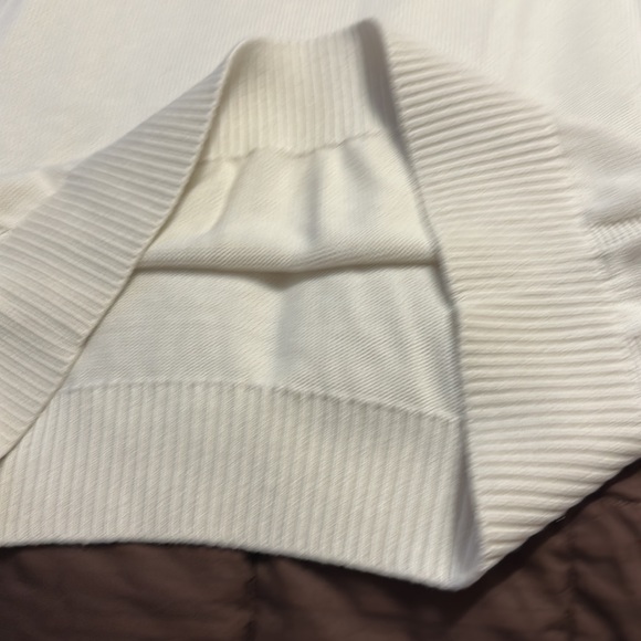 Tommy Hilfiger Brand new sweater. - Picture 7 of 14